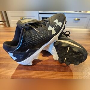 Boys Baseball Cleats (Size 2Y)